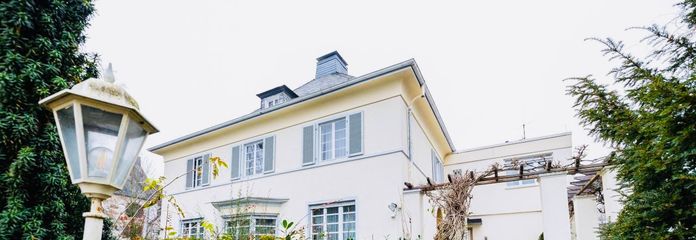 आधुनिक सुविधाओं के साथ पुराने भवन का आकर्षण — 5 कमरे, 140 m², पहली मंज़िल, बगीचा और रोशनी | Bad Homburg‑Kirdorf