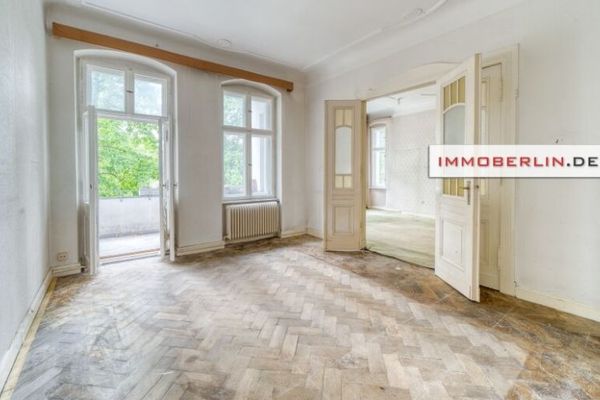 IMMOBERLIN.DE - ¡Ubicación privilegiada! Fascinante vivienda antigua con estucos y logia orientada al oeste