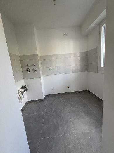 Frisch renovierte 2-Zimmer-Wohnung mit neuer Einbauküche und Balkon in Sendling-Westpark – Küche