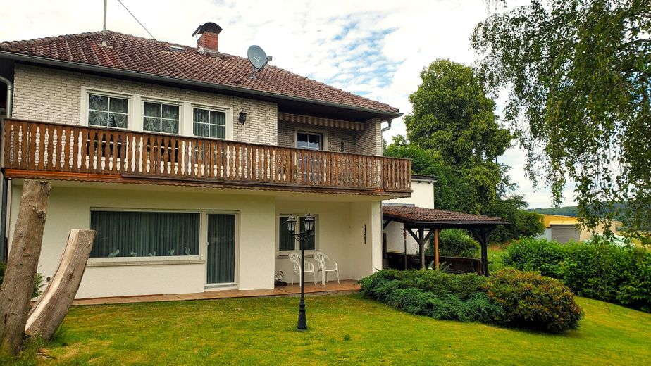 Casa prefabbricata ben tenuta in posizione tranquilla: la vostra casa ricca di fascino – Ansicht hinten
