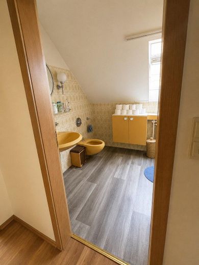 Großzügiges Wohnhaus mit ca.360 m² – Potenzial für Mehrgenerationenwohnen oder mehrere Wohneinheiten – 2. OG Bad mit Bidet