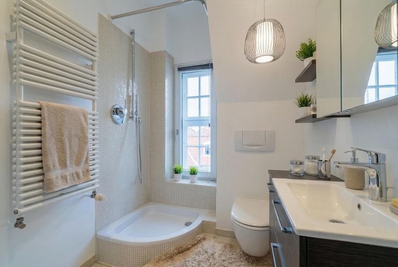Moderne Dachterrassen-Maisonette-Wohnung mit denkmalgeschütztem Altbauflair – Gästebad