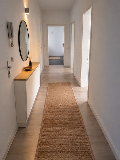 Przestronne, gruntownie wyremontowane mieszkanie 5-pokojowe z balkonem i ogrodem – Eingangsbereich,Flur