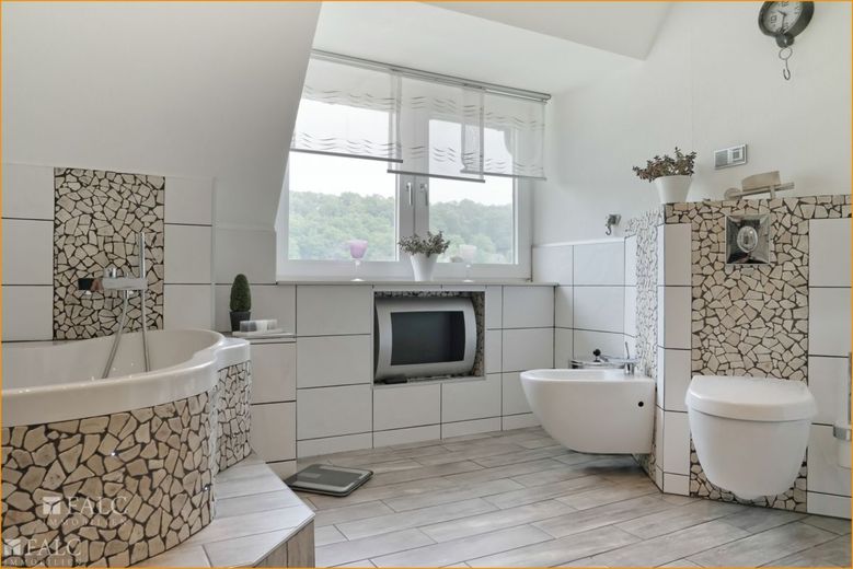 Bad mit kleinem Kamin