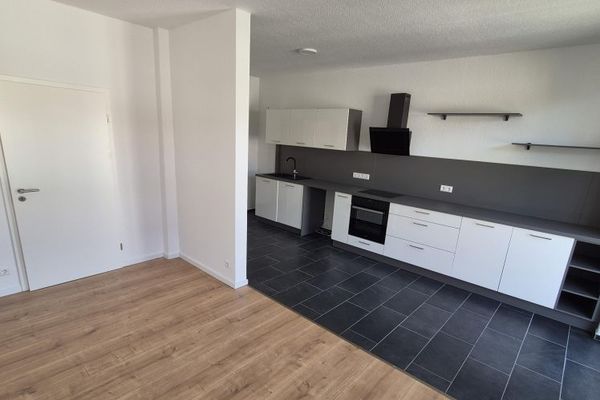 + + + appartamento di 3 locali completamente ristrutturato con cucina componibile e balcone + + +