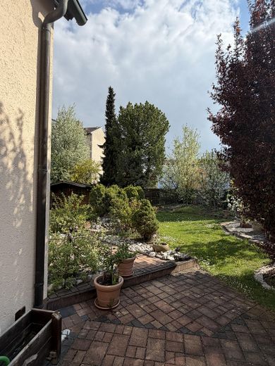 Freistehendes Einfamilienhaus in Neutraubling – Garten