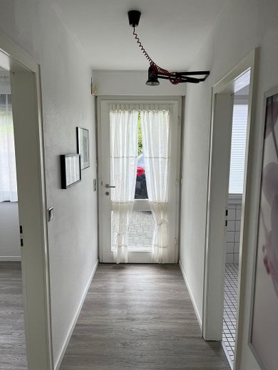 Großzügiges Architektenhaus mit Einliegerwohnung auf traumhaft angelegtem Grundstück – Eingang Kinderbereich