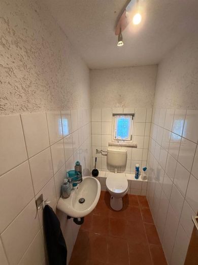 Günstiges EFH mit Terrasse, Garage, Dusche und sonnigem Grundstück am grünen Ortsrand – WC
