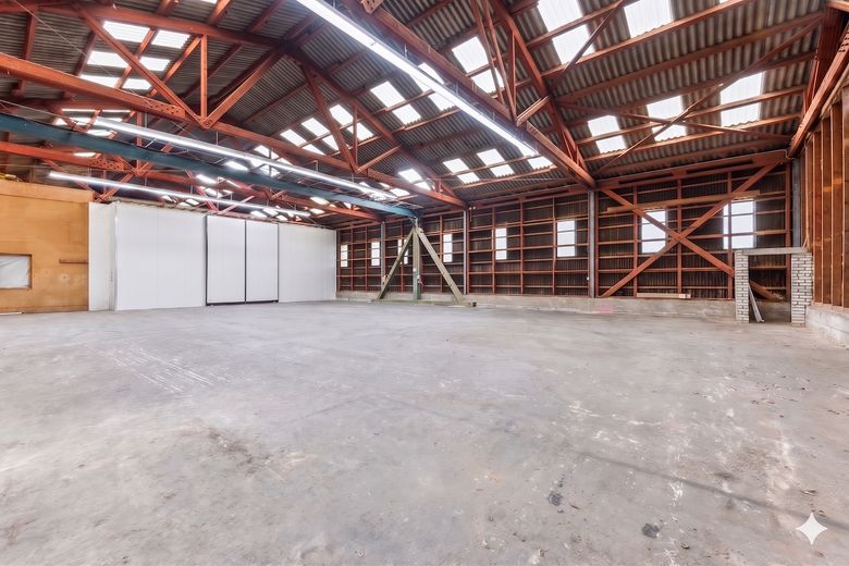 Arbeiten und Residenz vereint: Großzügige Gewerbehalle mit repräsentativer Villa – Lagerhalle Abteil 1/4