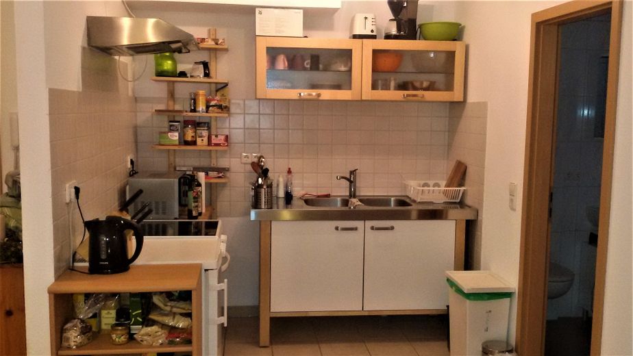 Offene Küche, rechts zum Bad