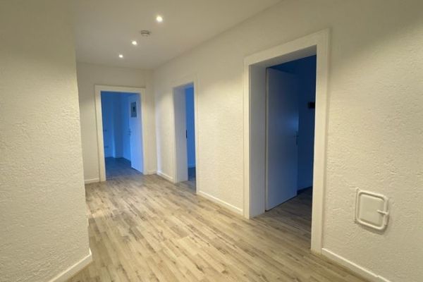 Luminoso appartamento ristrutturato di 4-ZKB con balcone in posizione favorevole ai trasporti