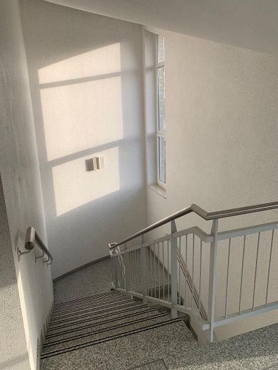geräumige 3 Zimmer Wohnung mit Einbauküche 2 Loggien in Deegfeld – Treppenhaus