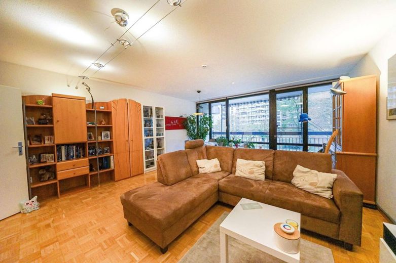 Außergewöhnlich und stilvoll! 4-Zimmer-Wohnung mit 2 Balkonen und Tiefgarage in Köln-Weiden – Bild 4