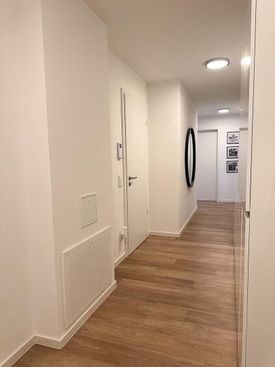 Exklusive 3-Zimmer-Wohnung in Fürth-Burgfarrnbach – hochwertige Küche, Balkon, Aufzug & TG – Flur 1