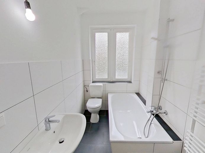 Modern gün ışığı alan banyosu ve büyük mutfağı bulunan konforlu 2 odalı daire – Ansicht I: Bad