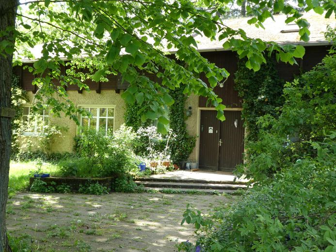 Eingang und Lindenplatz