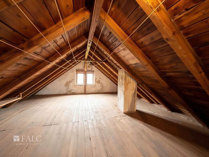 Mehrfamilienhaus mit Potenzial – Dachboden