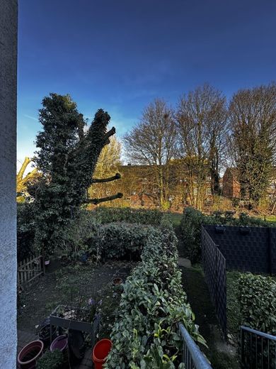 Investieren statt suchen: Stabil vermietete Eigentumswohnung zu kaufen! – Zugang zum Gartenanteil