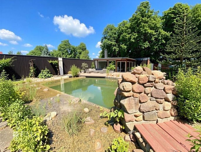 +++ Elegantes Zweifamilienhaus mit großem Garten, Badeteich inkl. Poolhaus +++ – Schwimmteich I