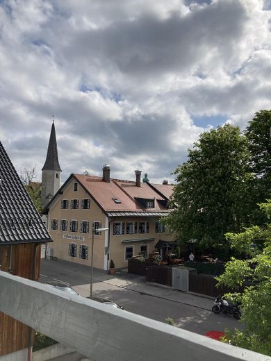 Gemütliche möblierte Wohnung mit Blick ins Grüne – Balkon Ausblick links