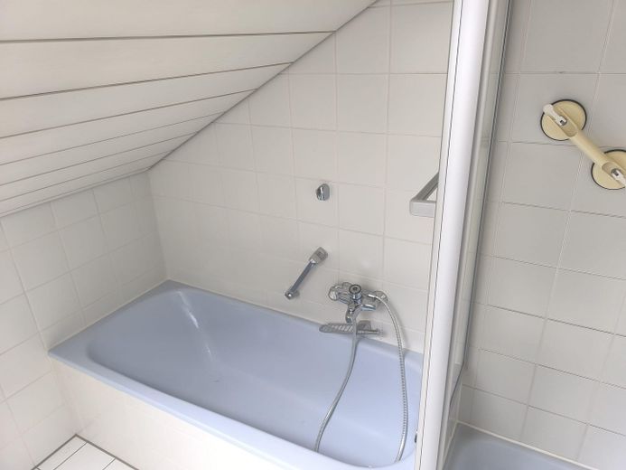 Provisionsfrei für Käufer | Familienhaus in Toplage | Bieterverfahren ab 389.000 € – Bad - Wanne