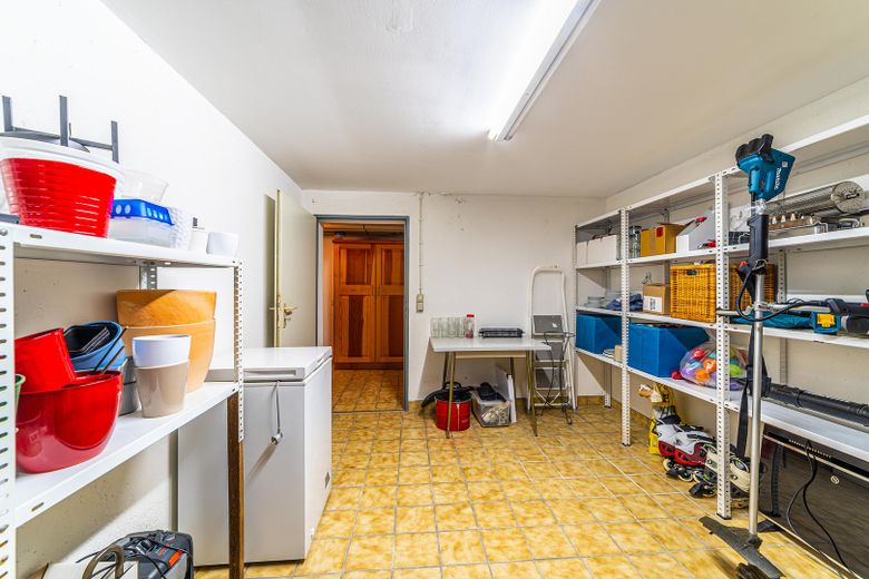 Zweifamilienhaus in Massivbau mit großem Garten in ruhiger Lage – KG Abstellraum 1