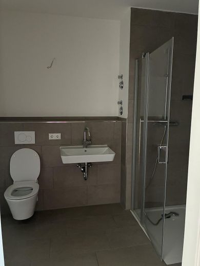 Schöne Neubauwohnung im Stadtzentrum – Badezimmer