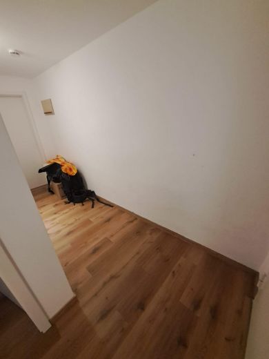 Loft ähnliche 5-Zi Wohnung perfekt für WG geeignet – Gang im Keller