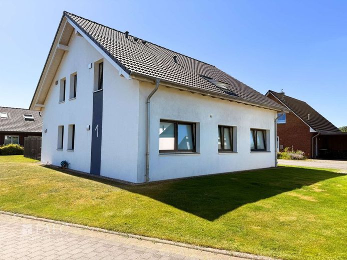 Hell. Offen. Energieeffizient. KfW-40-Wohnung mit sonniger Terrasse und Garage – Außenansicht - Bild 2