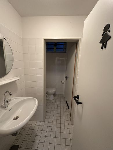 Commercial space in Kray with up to 7 parking spaces, window frontage, office, storage – Toiletten für Gäste