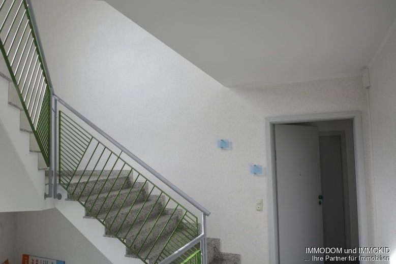 Moderner Schulungsraum mit Dachterrasse und herrlichem Ausblick zu vermieten! – Treppenhaus Aufgang unten