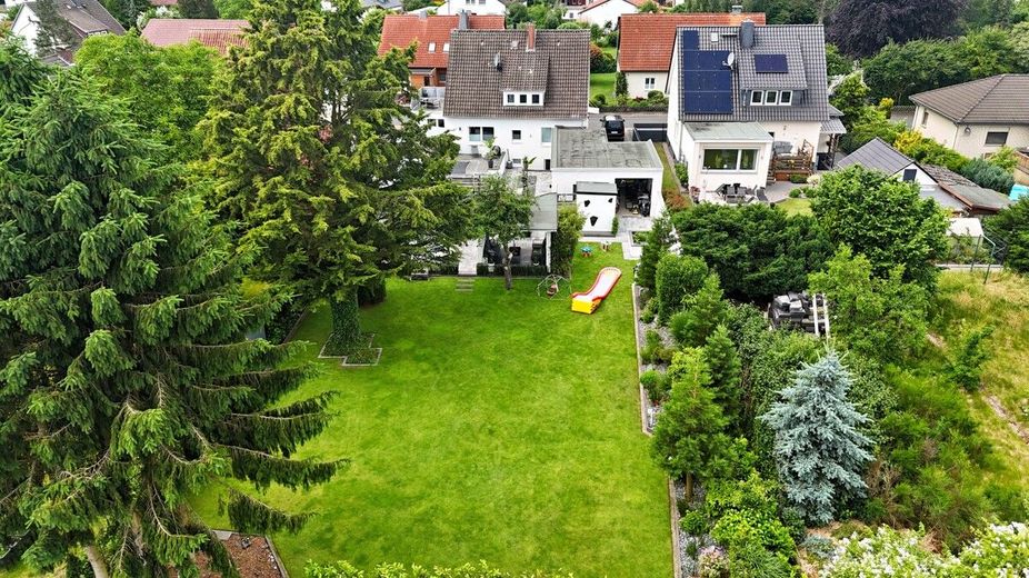 Gehobenes und kernsaniertes Einfamilienhaus mit Möglichkeit der Hinterbebauung in Schloss Ricklingen – Rückansicht Drohne