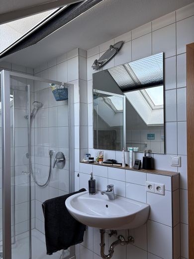 DG-Bad: Dusche, 1 Waschbecken