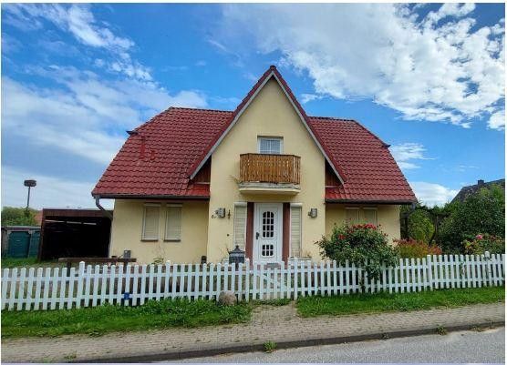 Verkauf eines Grundstücks mit Einfamilienhaus in Benitz – Gebäudeansicht vorn