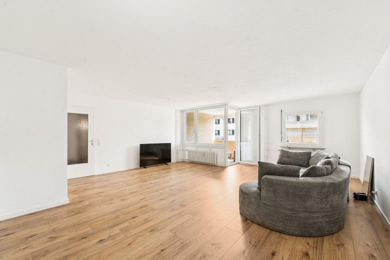 Erstbezug nach Kernsanierung: 2,5-Zi.-Wohnung mit Balkon und TG-Stellplatz (+Aufzug) – Wohnzimmer