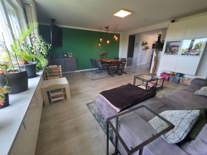 Bremen Neustadt’ın çatılarının üzerinde yaşam – gün batımları sunan modernize edilmiş 4 odalı daire! – Wohnzimmer III