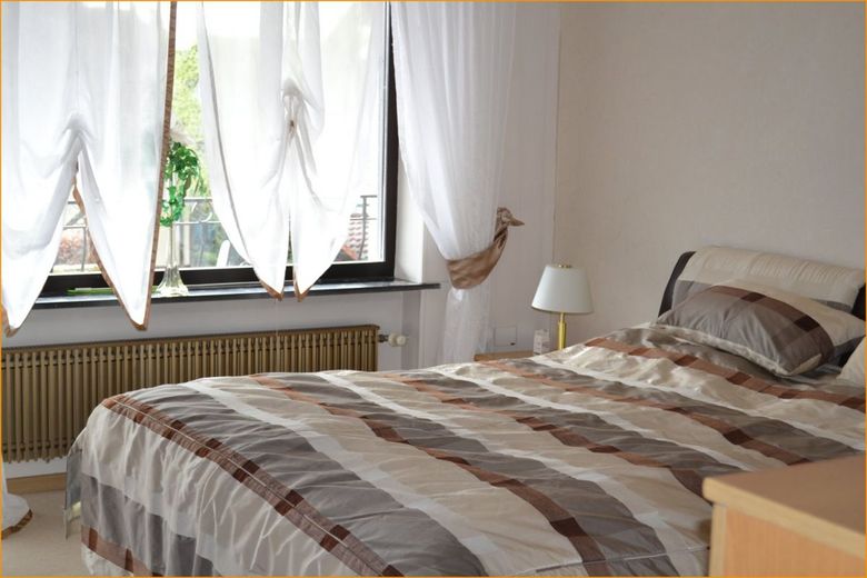 Großes Einfamilienhaus auf großem Grundstück – Schlafzimmer