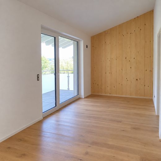 2-Zimmer-Erstbezug im Holzmassivhaus – mit Balkon & hochwertige Ausstattung – Wohnzimmer