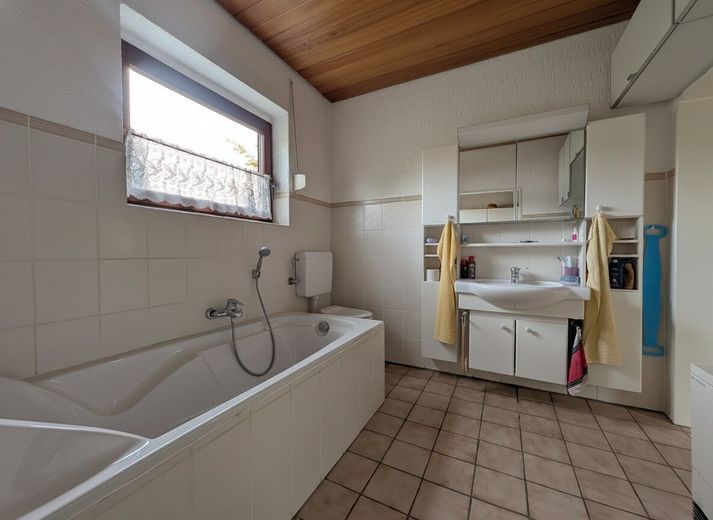 Bungalow mit Traum-Grundstück und Raum für eigene Ideen in toller Lage von Hamburg Kirchwerder – Badezimmer mit Badewanne