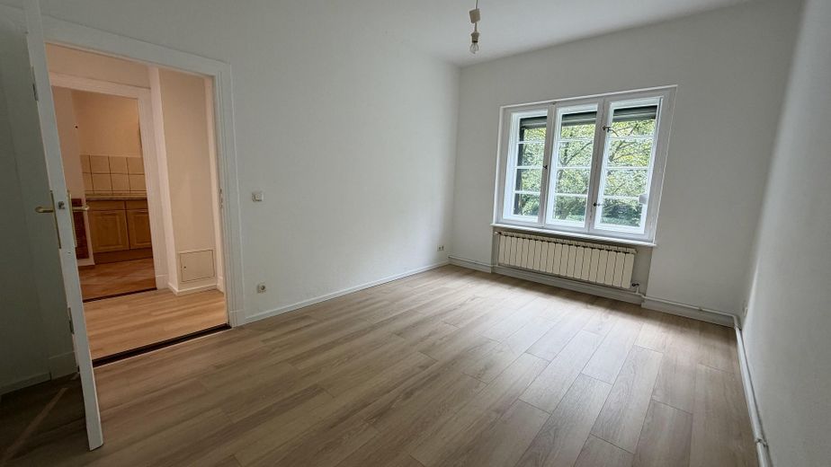 Zehlendorf: 3 habitaciones libres de comisión, en excelente estado, cerca del parque Laehr – Wohnzimmer