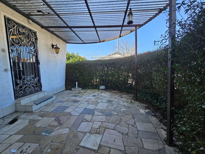 Piękny dom w stylu bungalowu z ogrodem i dużym garażem – Terrasse