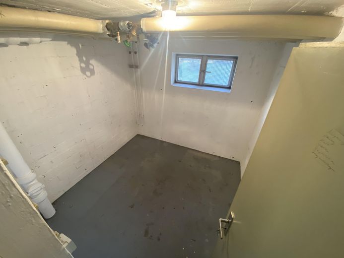 Kellerraum mit Fenster