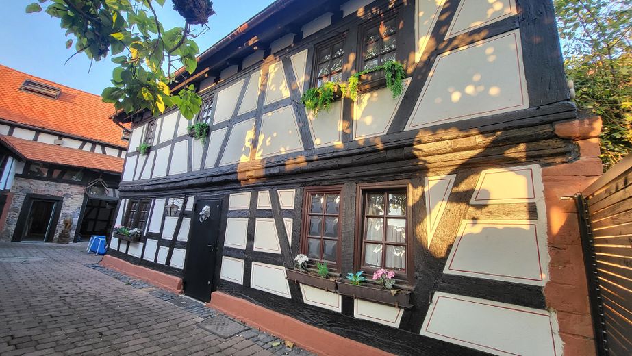 Historische Hofreite, wohnen der besonderen Art. Verkauf Provisionsfrei. – Seitenansicht Haus / Innenhof