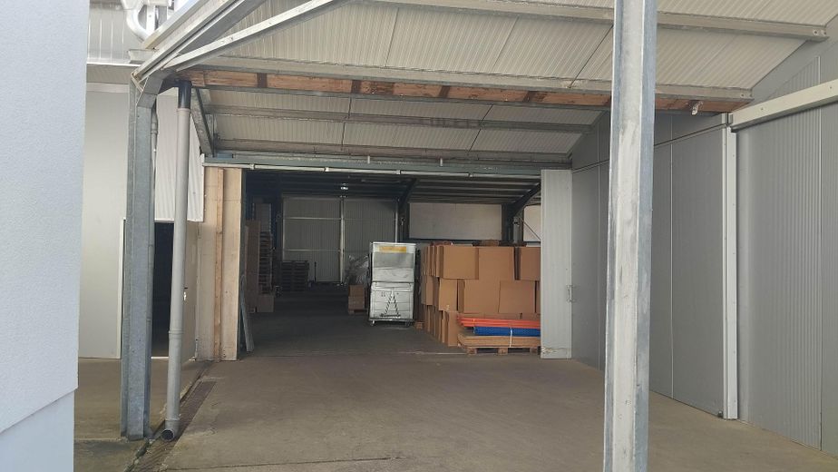 Capannone di stoccaggio e produzione di 1000m² nella zona industriale, 2,75 €/m² vicino a Saarbrücken (uffici opzionali) – Halle 2 - Außenrampe