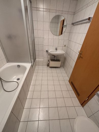 2-Zimmer Terrassenwohnung mit Garten in KE/West – Bad mit Badewanne und Dusche