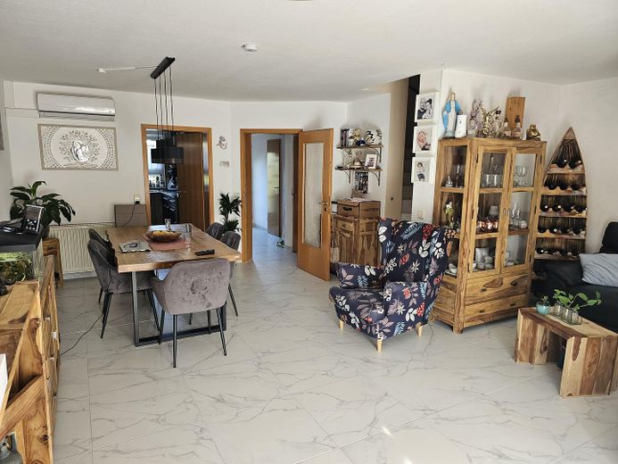 Maison mitoyenne centrale exclusive avec piscine et climatisation – Essbereich