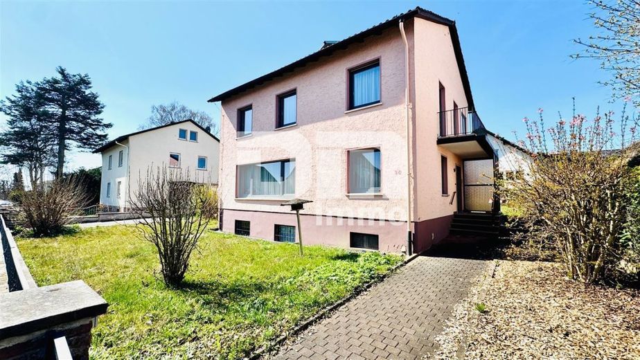 (Reserviert!)Zeitlose Eleganz trifft Moderne: Modernisiertes Einfamilienhaus – Frontansicht / Vorgarten / Balkon