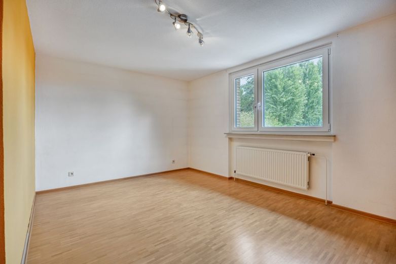 Königsdorf:  DHH mit 146 m², Wintergarten, Keller, Garage &amp; Traumgarten / Dach &amp; Fenster saniert! – Ruhiges Schlafzimmer mit Gartenblick