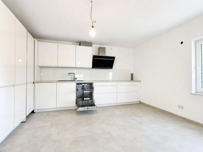 Sonnige 5-Zimmer-Wohnung mit XXL-Terrasse an der Stadtgrenze Landshut – Küche Detail