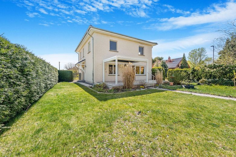 großzügiges Einfamilienhaus, Garage und großer Garten in Berlin-Mahlsdorf – Hausansicht Gartenseite